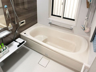 バスルームリフォーム 複層ガラスのサッシで暖かくなった浴室と、清潔感のある洗面・トイレ