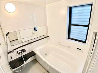 バスルームリフォーム デザインにこだわった清潔感のある浴室と洗面所