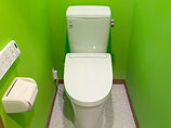 トイレリフォーム緑色が映える、広く使い勝手の良いトイレ